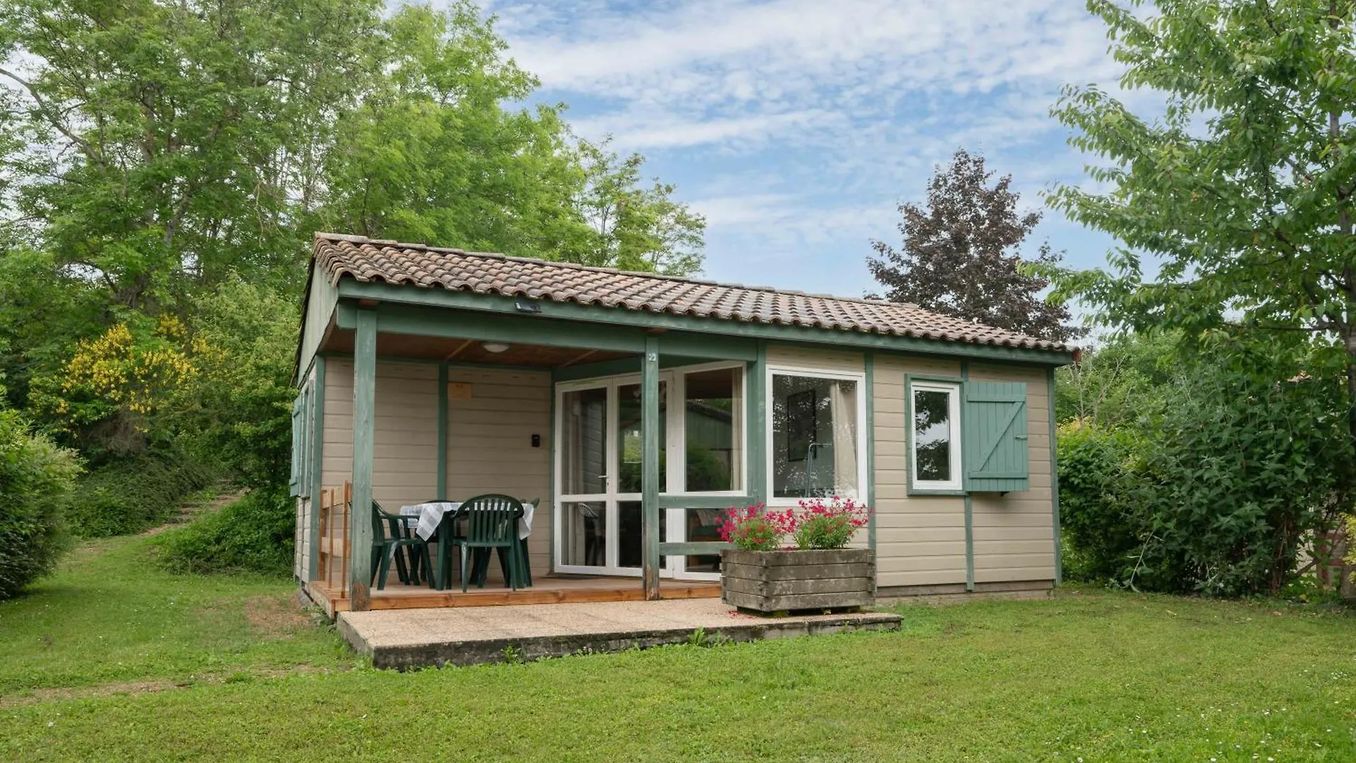 Campsite Camping Le Mont Libre - Cottage & Espace Nature - Gannat