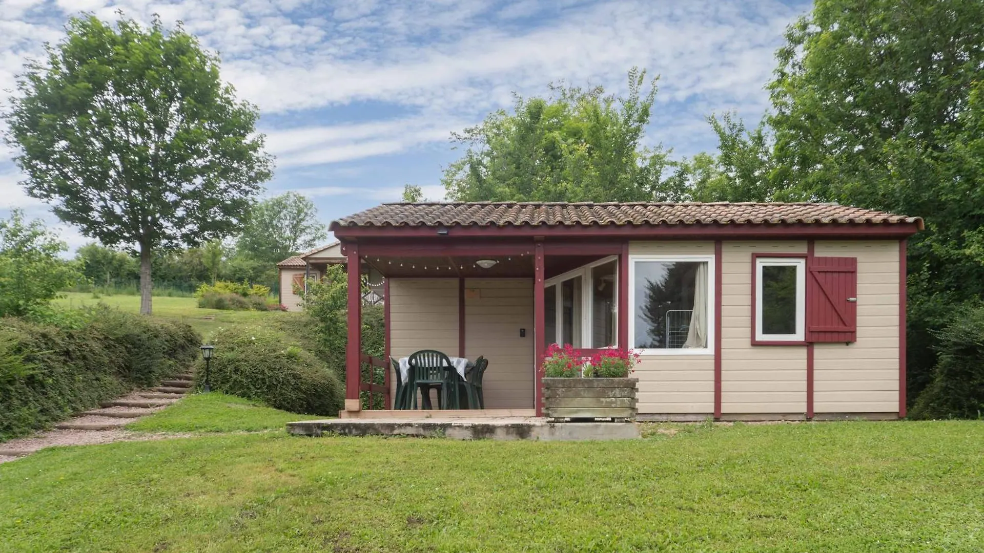 Campsite Camping Le Mont Libre - Cottage & Espace Nature - Gannat