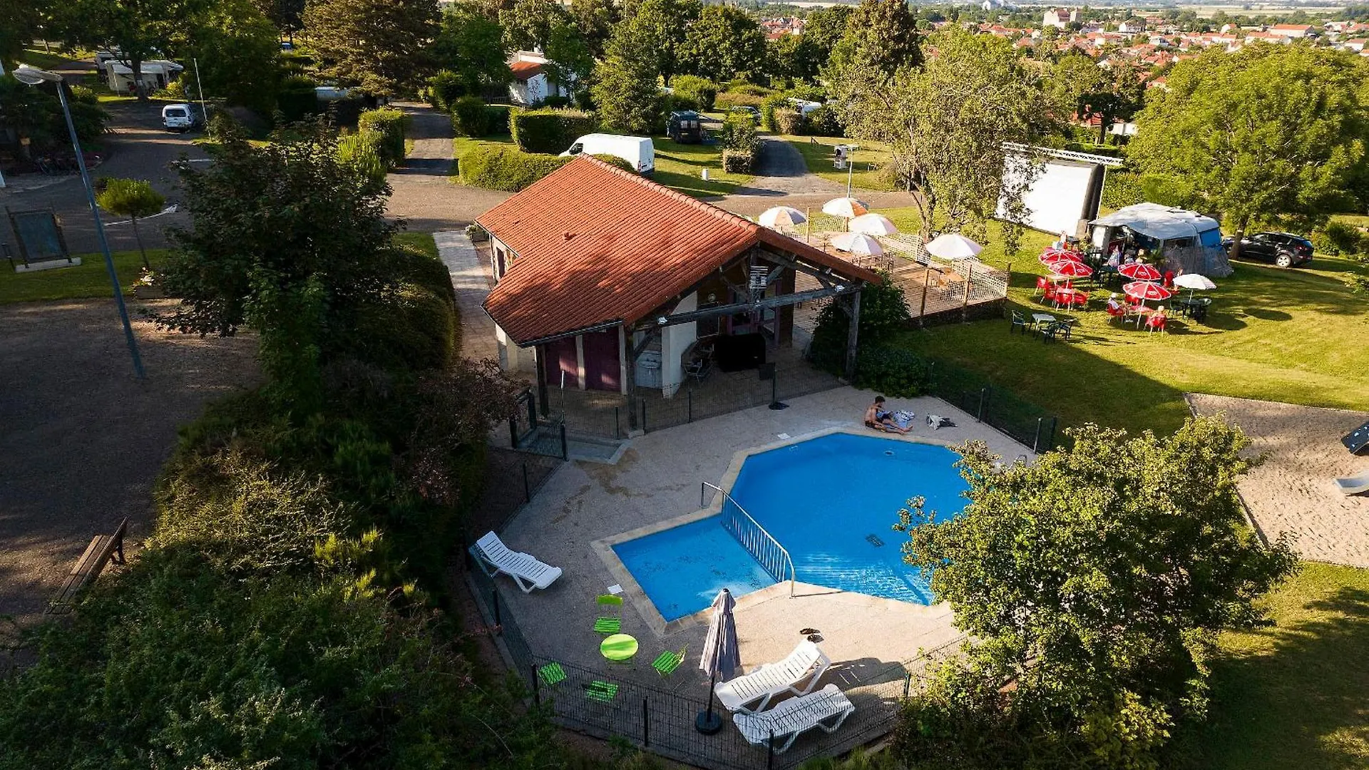 Camping Le Mont Libre - Cottage & Espace Nature - Gannat